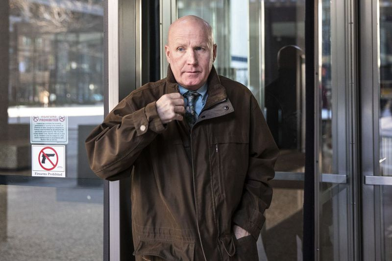 William Helm forlader Dirksen Federal Courthouse den 10. marts 2020 efter at have nægtet sig skyldig i en anklage, hvor han tilbød bestikkelse til den tidligere statssenator Martin Sandoval, der involverede et statsligt vejbyggeri.