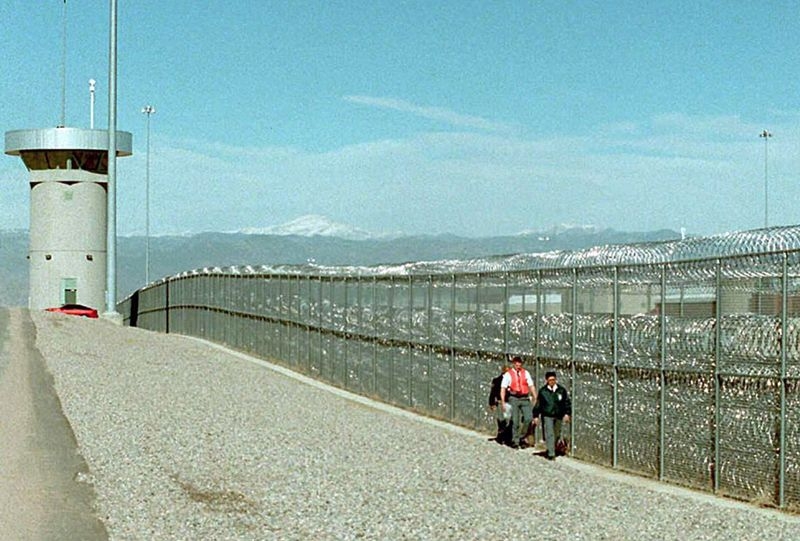 Gardienii merg de-a lungul gardului de la închisoarea federală de maximă securitate din Florence, Colorado, unde este reținut Larry Hoover.