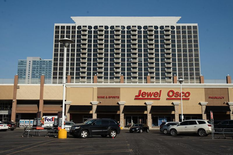 Apartamenty Pensacola Place i supermarket Jewel przy 4334 N. Hazel St., który Ald. Patrick Daley i jego rodzeństwo odziedziczyli po swoim ojcu, deweloperze Williamie P. Thompsonie.