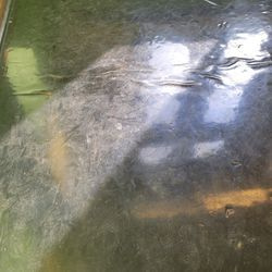 Kesan tapak kaki kotor di atas lantai di Eberhart.
