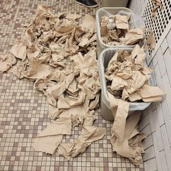 Tuala kertas melimpah di bilik mandi.
