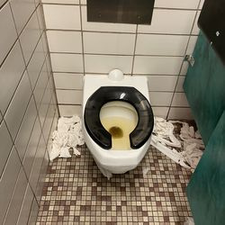 Tandas kotor di Sekolah Rendah Eberhart.