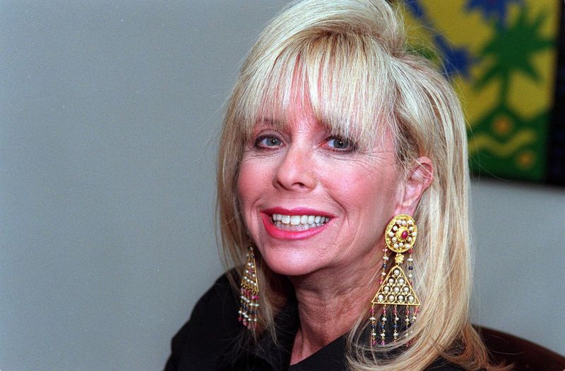 Barbara Kaplan Israel fortalte Sun-Times i 1997 at hun betalte 10 000 dollar for et par anhengsøreringer i gull, rubin, safir og perler på en 1996-auksjon av eiendommen til Jacqueline Kennedy Onassis for å ha på fester med svart slips.