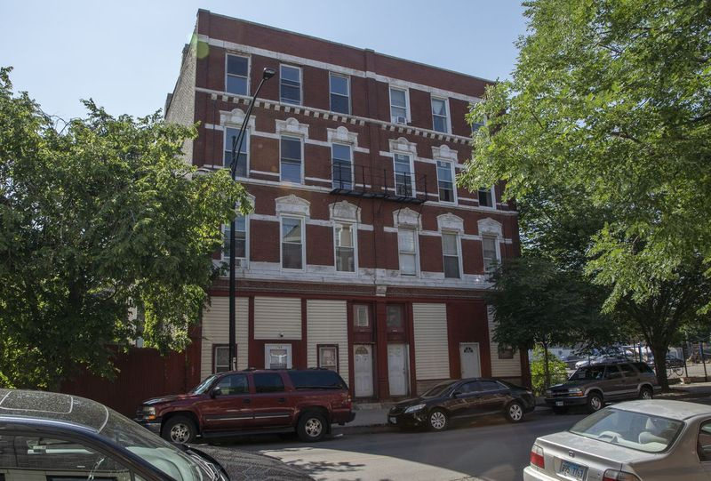 Mary Lou Aguilar, 89, har blitt fratatt frysingen av seniorvurderingen og andre fritak på leilighetsbygget med flere enheter i 1700-blokken på South Racine Avenue i Pilsen.