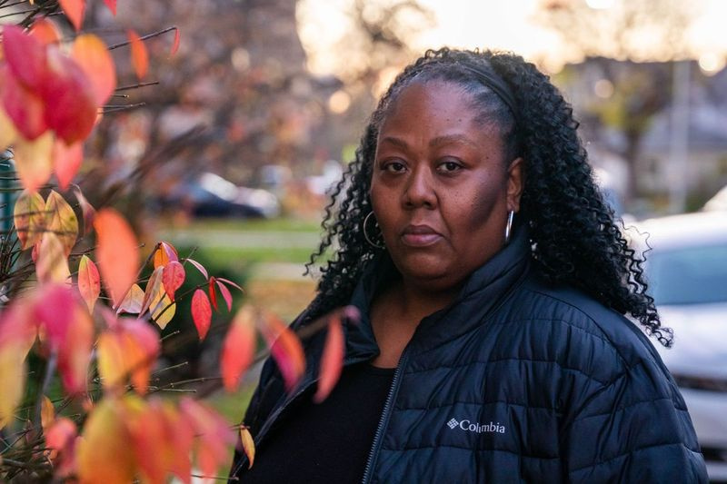 Tiffany Moore ses på ett foto från axeln och upp, stående utanför nära några färgglada höstlövverk. Forest Park-kvinnan vände sig till ett avbetalningslån med en ränta på strax under 36% under pandemin. Hon säger att hon nästan direkt insåg att det var en dålig affär.