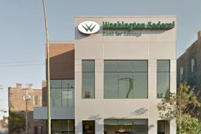 Washington Federal Bank for Savings, 2869 S. Archer Ave., bola zatvorená v decembri 2017 pre nebezpečné alebo nevhodné praktiky niekoľko dní po tom, čo jej prezidenta a generálneho riaditeľa Johna F. Gembaru našli mŕtveho v dome klienta banky. Federálny audit odhalil v banke podvod vo výške 82,6 milióna dolárov.