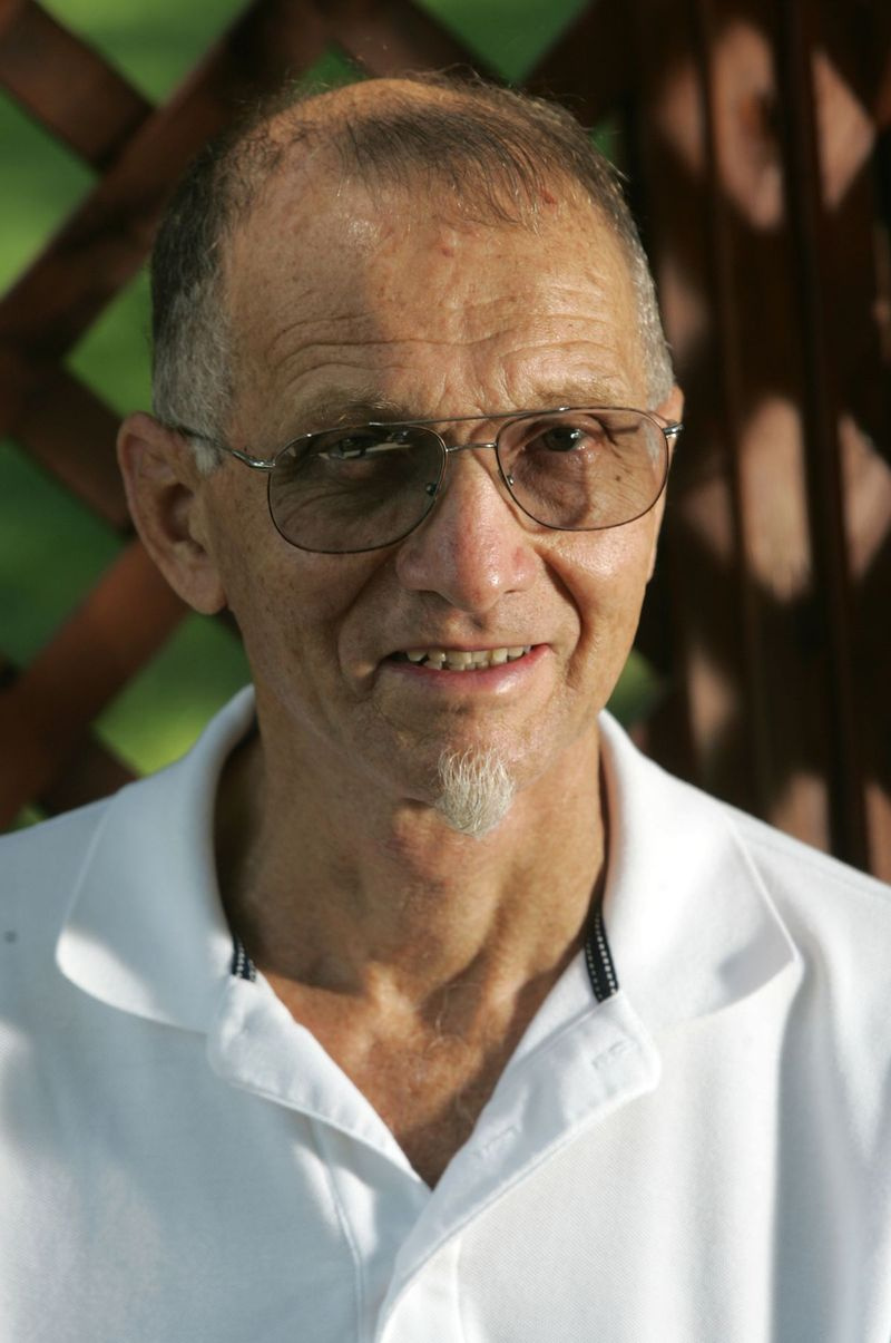 Reverend Ronald Lange, ein katholischer Priester, der zur Provinz Chicago der Society of Divine Word gehört, wird des sexuellen Missbrauchs von Kindern in Iowa und während seines Dienstes in Ghana beschuldigt. Er darf nicht mehr im öffentlichen Dienst tätig sein.