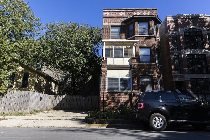 Adam DeSantis y su esposa son dueños de un condominio en este edificio de Lakeview que la oficina del tasador valora en $ 832,960. La exención de un veterinario discapacitado le ahorró a la pareja $ 17,728 en impuestos este año, dejándolos con una factura de impuestos de $ 587.