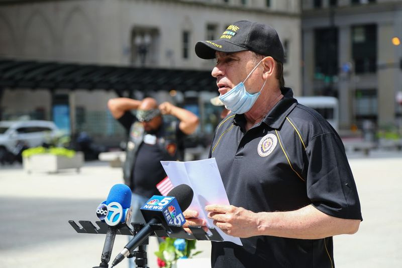 Ald jubilado. James Balcer hablando en una ceremonia de colocación de ofrenda floral en la Llama Eterna en Daley Plaza el 2 de agosto de 2020.