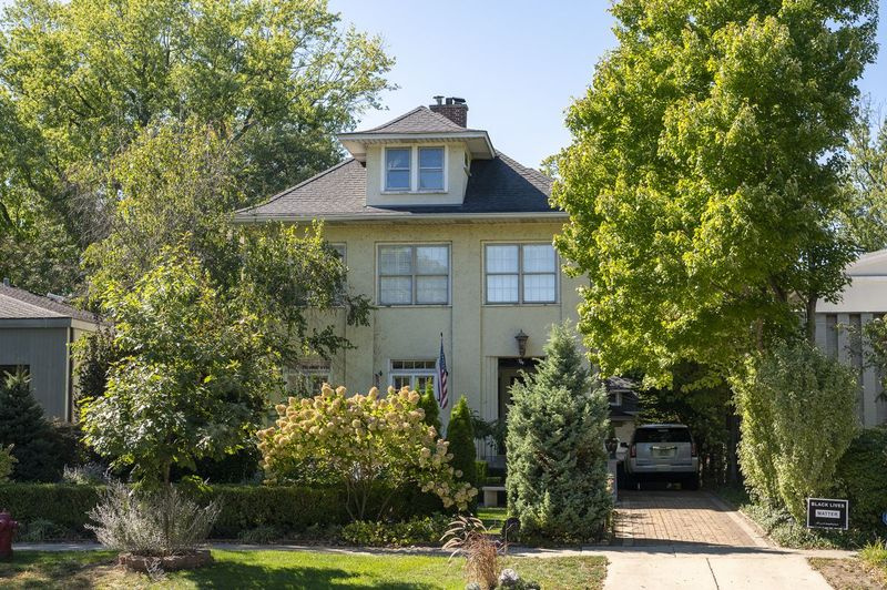 Brig jubilado. El general Bernard Banks, ahora decano asociado de la Universidad Northwestern, compró esta casa de 5286 pies cuadrados en Sheridan Road cerca del lago Michigan en Evanston en 2017. La factura de impuestos era cercana a los $ 30,000 en ese entonces. Pero gracias a sus veteranos discapacitados y exenciones para propietarios de viviendas, la factura de impuestos de los bancos fue de $ 5,436 este año. El tasador del condado de Cook, Fritz Kaegi, valora la casa de 5286 pies cuadrados en poco más de $ 1 millón.