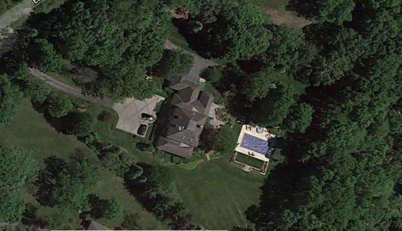 Como veterano discapacitado, Dean Ebert no tiene que pagar impuestos por su casa georgiana de 5900 pies cuadrados en Barrington que compró por $ 1.9 millones en 2019, que el tasador del condado ha valorado en $ 698,520.