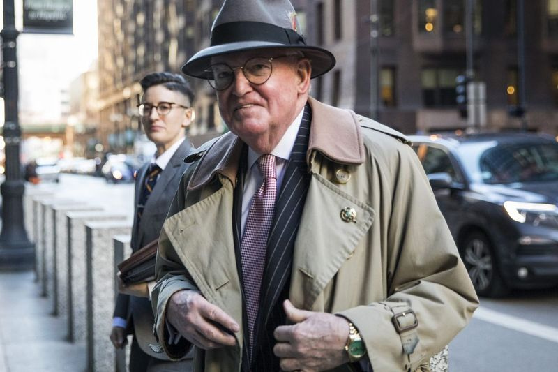 Ald. Edward M. Burke (14.) går ind i Dirksen Federal Courthouse den 3. januar 2019 efter at være blevet sigtet.