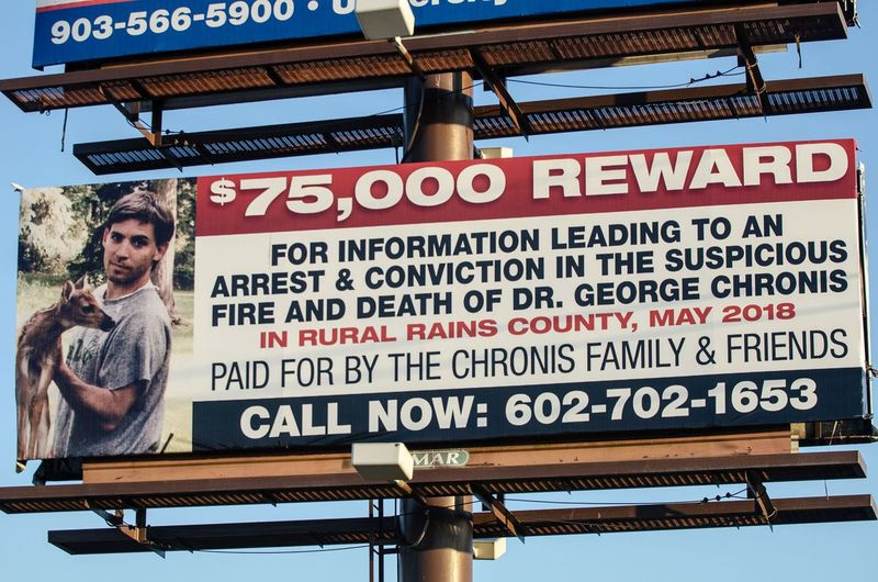 Um outdoor na US 69 em Alba, Texas, oferece uma recompensa de US $ 75.000 por informações que levem à prisão e condenação pela morte do Dr. George Chronis, um obstetra e ginecologista de Palos Park de 57 anos encontrado morto em sua propriedade remota em Rains County, Texas, em 4 de maio de 2018.