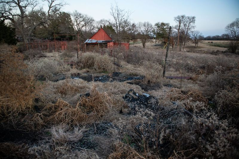 O alojamento do Dr. George Chronis em Rains County, Texas, foi destruído por um incêndio.