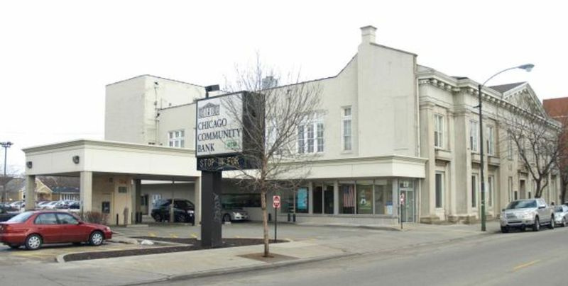 La vecchia Chicago Community Bank a Bridgeport, dove Patrick Daley Thompson aveva a lungo incassato. Dopo essere stata venduta sotto la pressione dei regolatori federali e rinominata, la banca - allora chiamata North Community Bank - ha citato in giudizio Thompson per un prestito su un due appartamenti scaduto da tre anni.