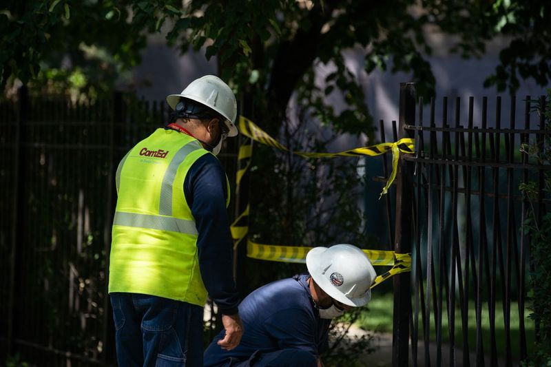 Pracownicy ComEd naprawiają awarię zasilania w Uptown w sierpniu zeszłego roku. Praca w zakresie inteligentnej sieci energetycznej zaowocowała mniejszą liczbą przestojów.