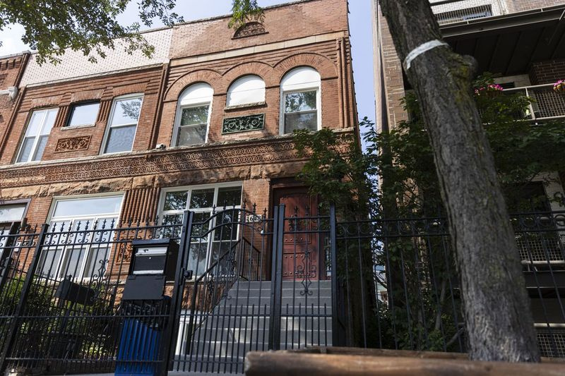 Ald. A casa de Walter Burnett em West Town - onde ele e sua esposa vivem e onde reivindicam legalmente a isenção do imposto sobre a propriedade do proprietário.