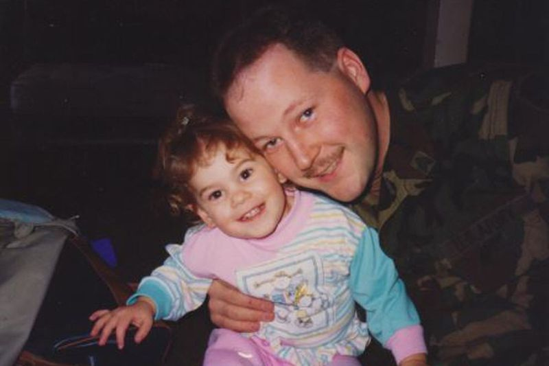 Bruce Coxworth y su hija Kelli a principios de la década de 1990. Coxworth sirvió 22 años como oficial de policía militar y tenía la intención de dar sus beneficios universitarios GI Bill a sus hijos.