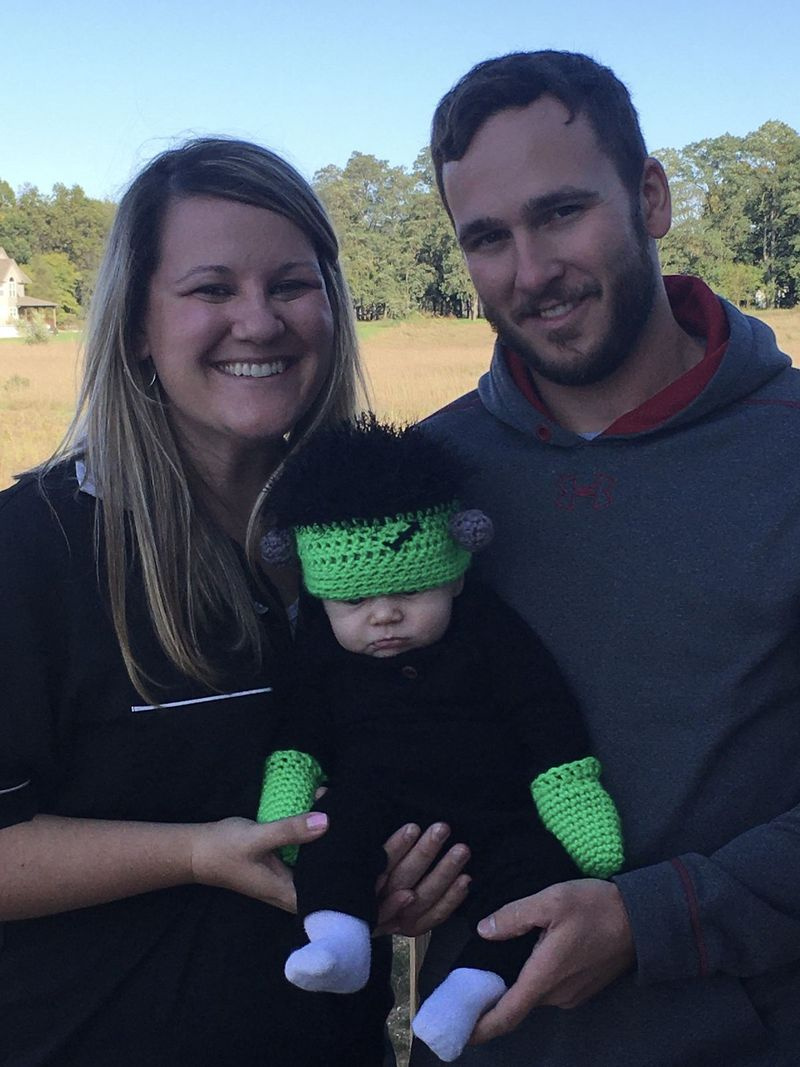 Kelli Hower con su esposo Adam y su pequeño hijo, quien se vistió para Halloween.