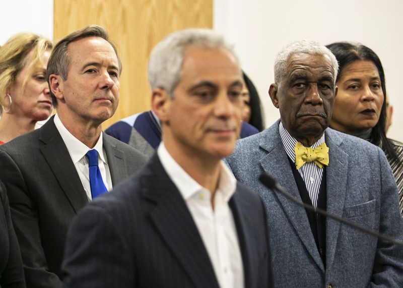 El reverendo Leon Finney (derecha) con el entonces alcalde Rahm Emanuel y Forrest Claypool en diciembre de 2017 cuando Claypool anunció su renuncia como director ejecutivo de las Escuelas Públicas de Chicago.
