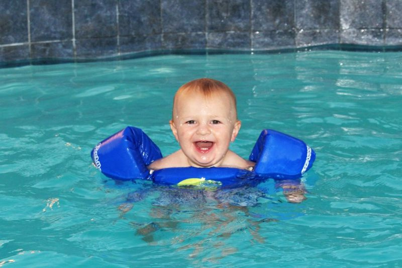 Jackson Bennett, 18 meses, no verão de 2016, ano em que se afogou. Ele costumava usar um dispositivo de flutuação de uma peça para boiar na piscina da família com seus pais e irmãs.