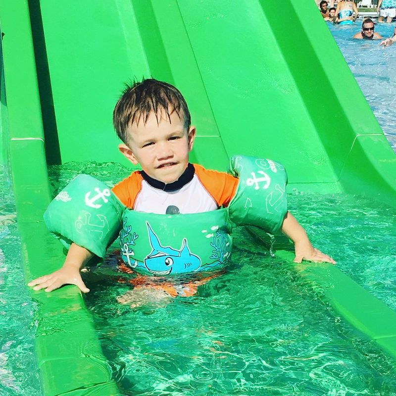 Levi Hughes adorou seu dispositivo de flutuação envolvente, mas Nicole Hughes acredita que deu a seu filho de 3 anos uma falsa sensação de confiança. Ele se afogou em 2018 em férias com a família.