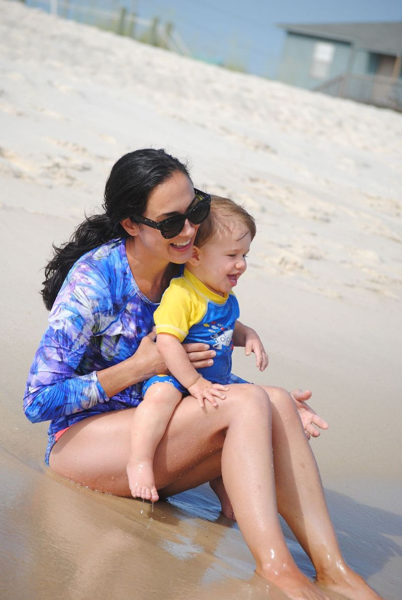 Nicole Hughes segurando seu filho Levi em um passeio na praia.