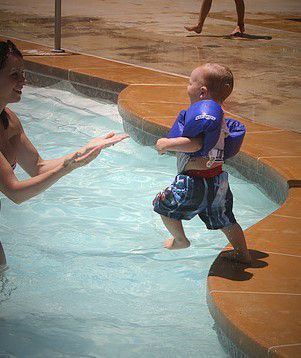 Jenny Bennett se inclina para pegar seu filho pequeno, Jackson, que adorava usar seu colete floatie.