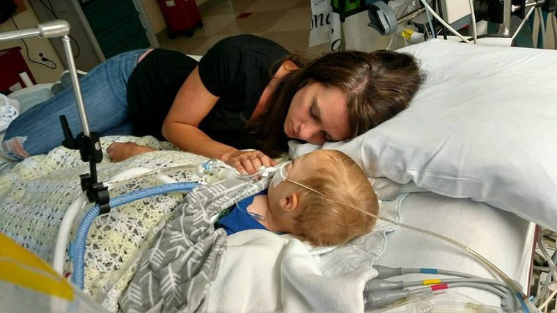 Jenny Bennett está deitada ao lado de seu filho de 18 meses, Jackson, em uma cama de hospital após seu afogamento. Ele não sobreviveu.