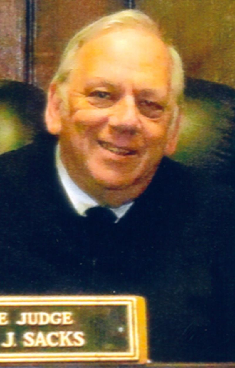 Pridruženi okrožni sodnik Cook Stanley Sacks.