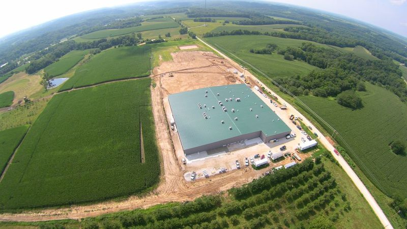 Spoločnosť Innovative Industrial Properties kúpila toto pestovateľské zariadenie s rozlohou 75 000 štvorcových stôp v centre štátu Barry a prenajímalo ho pestovateľovi marihuany so sídlom v Massachusetts.
