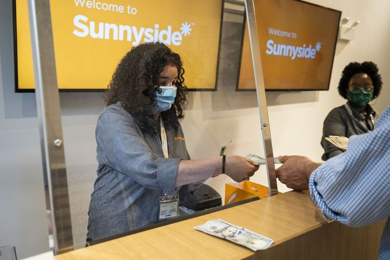 Táto výdajňa Cresco Labs Sunnyside na 436 N. Clark St. bola prvou maloobchodnou predajňou kanabisu v blízkosti centra Chicaga a prvou výdajňou len na rekreačné účely v meste.