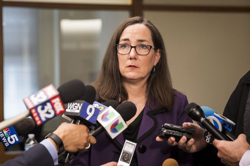 Štátna zástupkyňa Kelly Cassidy hovorí s reportérmi v roku 2018.