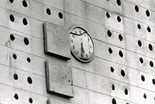 Tyto hodiny na střední škole Oak Lawn Community, zamrzlé v čase, se zastavily v okamžiku, kdy udeřilo tornádo.