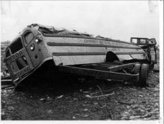 Školní autobus zničený tornádem poblíž střední školy Belvidere 21. dubna 1967.
