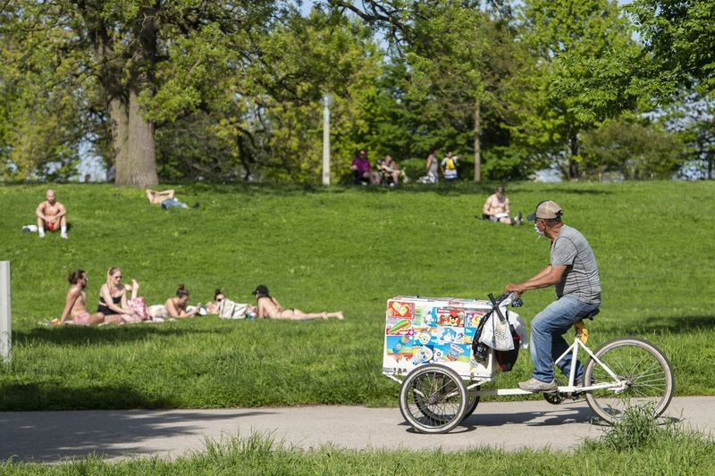 Vendedor de paletas pedalea su puesto de paleta móvil por un camino a través de Lincoln Park, buscando clientes, lunes 25 de mayo de 2020. | Tyler LaRiviere / Sun-Times