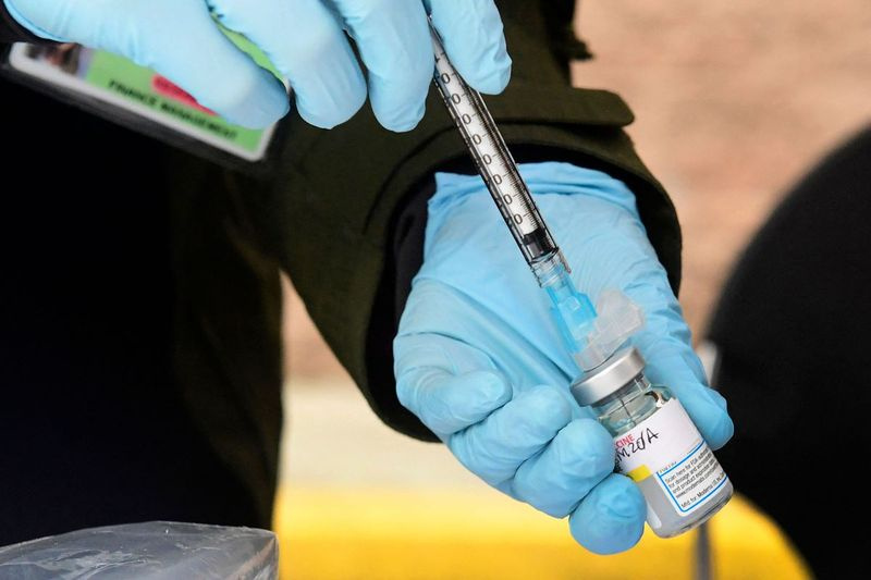 Une infirmière charge le vaccin Moderna Covid-19 dans une seringue.