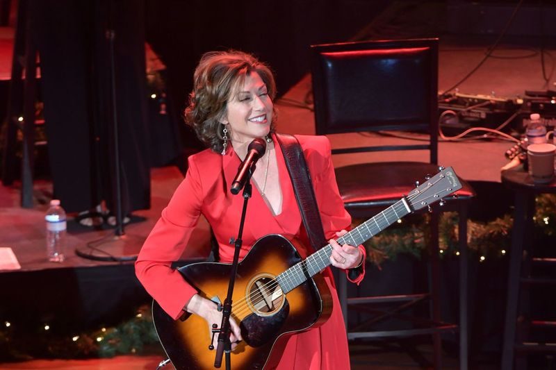 Amy Grant cântă în timpul Crăciunului la Ryman la Ryman Auditorium pe 11 decembrie 2019 în Nashville, Tennessee.