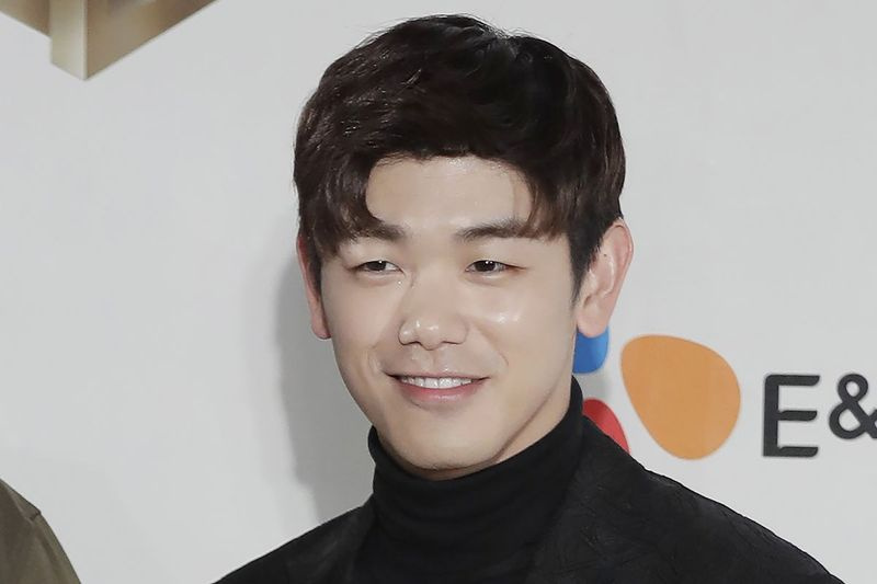 韓国系アメリカ人のシンガーソングライター、エリックナムは、香港で開催された2016 Mnet Asian MusicAwardsのレッドカーペットで写真家のポーズをとっています。
