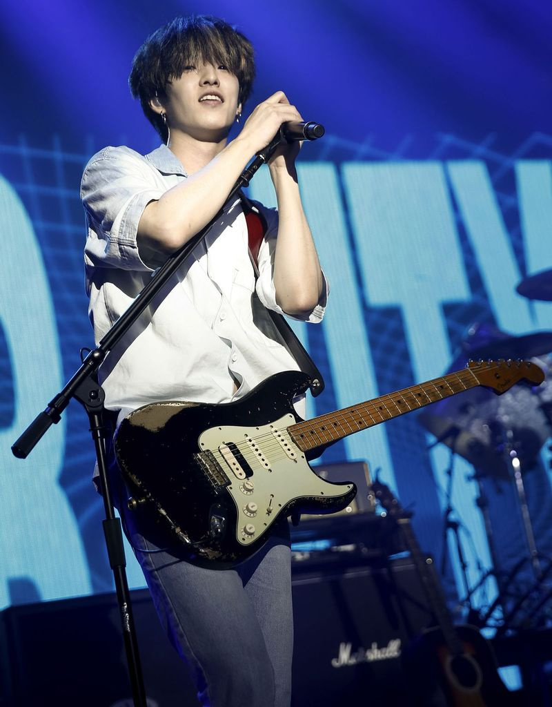 Day6のJaeは、ニューヨークのプレイステーションシアターでコンサートを行います。 K-POPバンドDay6のJaeとしてよく知られているJae-hyungParkは、他の韓国系アメリカ人のK-POP歌手と協力して、一連のポッドキャストでストレスの経験を共有することで、K-POPコミュニティを超えた精神的健康についての意識を高めています。