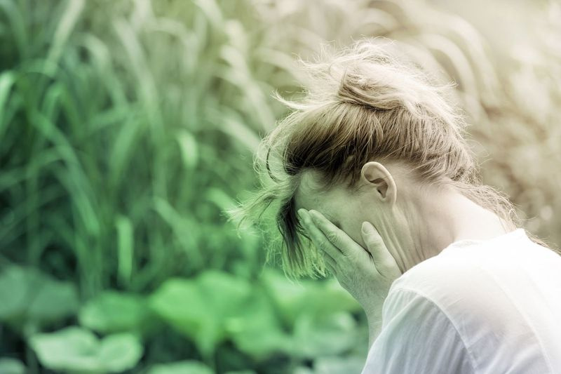 Emocionální vyčerpání je tento pocit ohromení – přemožený do bodu, kdy máte pocit, že už nemáte kapacitu to řešit, říká jeden odborník.