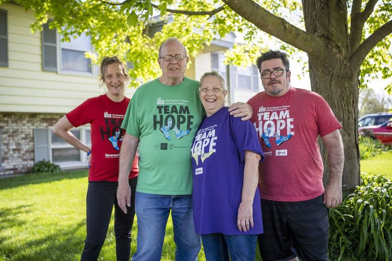 Dave y Susie Hodgson, con su hija Emily, a la izquierda, y su hijo, James Leck, a la derecha, fuera de su casa en Somonauk, Il. | Rich Hein / Sun-Times