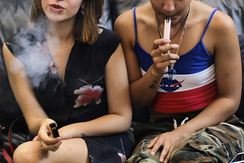 Nikotín, či už fajčený alebo vapovaný, obmedzuje prietok krvi do ďasien, čo môže prispieť k paradentóze. Tekutina v e-cigaretách, ktorá môže obsahovať propylénglykol, benzén, formaldehyd a ďalšie chemikálie, len zvyšuje riziká.