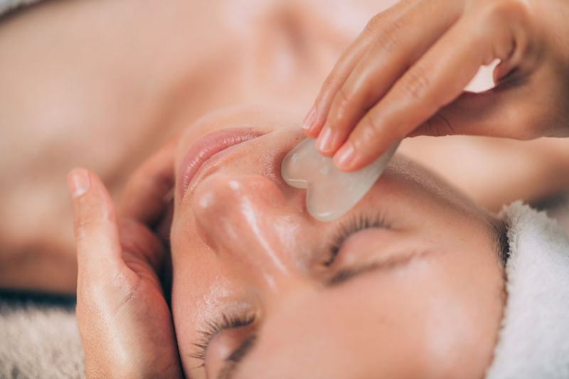 Facial gua sha blir brukt av mange mennesker på grunn av sin tilgjengelighet.