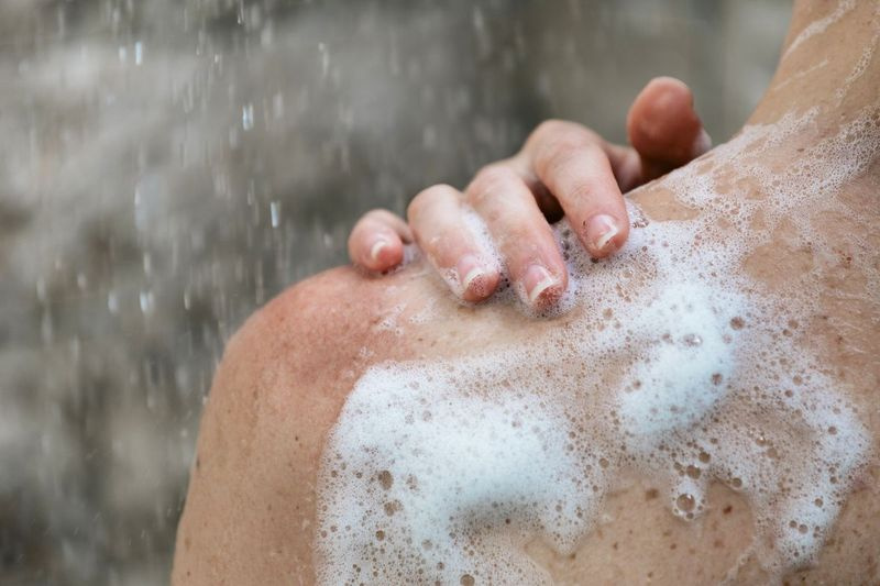 Om het microbioom van je huid te beschermen, kun je denken aan zachte, pH-gebalanceerde zeep en minder hard schrobben.