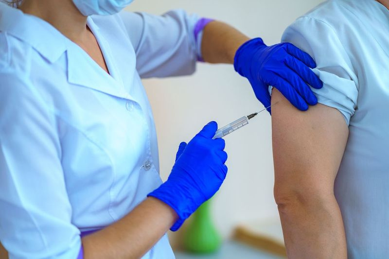 Des visites médicales supplémentaires mettent à rude épreuve notre système de santé déjà stressé. Raison de plus pour vous faire vacciner contre la grippe ainsi que le vaccin COVID-19.