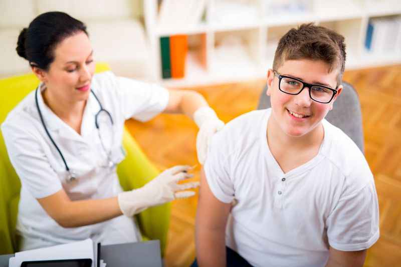 La vacuna contra el VPH se recomienda para todos los niños y adultos de 9 a 26 años de edad. Los CDC recomiendan un programa de dos dosis de la vacuna para los niños menores de 15 años.