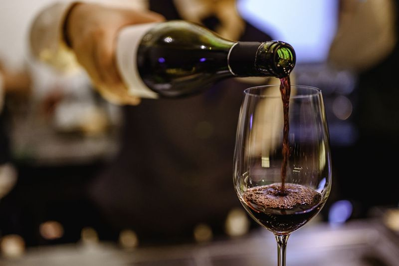 Rode wijn bevat de antioxidant resveratrol, waardoor het een antioxidantrijke keuze is voor een drank, mits met mate geconsumeerd.