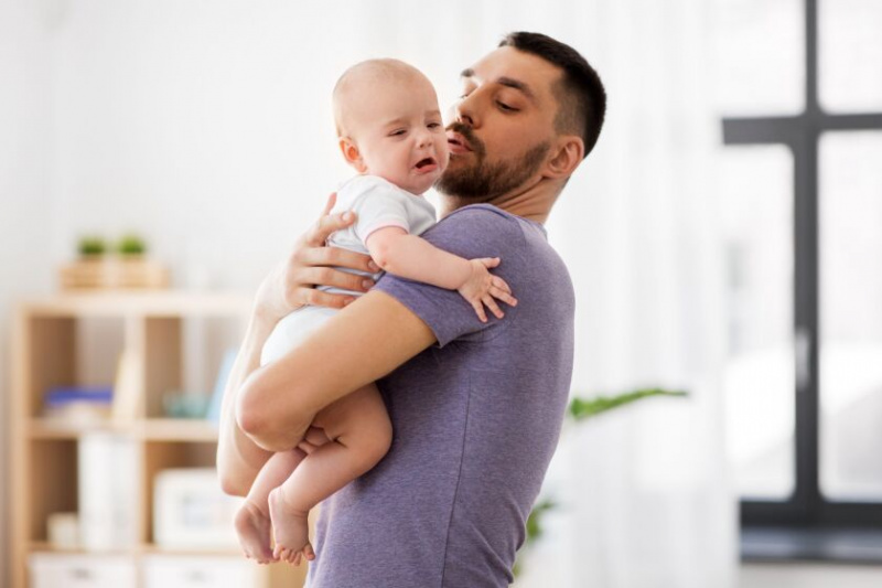   O melhor método para fazer um bebê chorar de volta a dormir é segurar a criança e caminhar com ela por cinco minutos. Depois disso, os pesquisadores dizem para sentar e segurar o bebê por cinco a oito minutos antes de colocá-lo na cama.