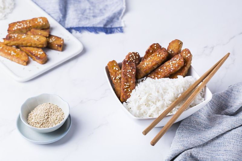 Cuvântul probiotice se referă la microbii benefici găsiți în anumite alimente fermentate, cum ar fi acest tempeh prăjit, care este derivat din boabe de soia, și băuturi, precum și în suplimentele nutritive special formulate.